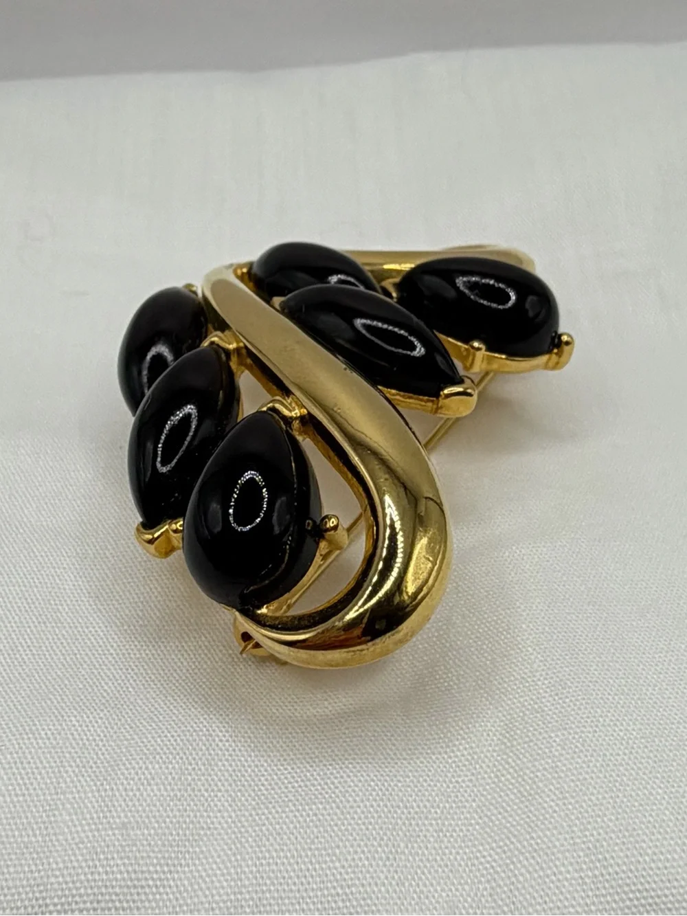 Vintage Trifari Signed Brooch Pin Gold Tone Black Cabochon Leaves Floral